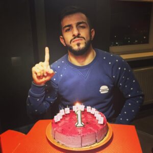 Guram Narmania Instagram - Наконец-то мне мне можно покушать хоть немножко сладкого) Но это ненадолго, потому что тренировки не за горами.
Для кого-то, кроме мамы, я победил😂
Спасибо за сюрприз @sobolevv @_poposha_ @bukashkin.art @akhtyamovaks @pasha787 
#гурамгрузин #rakamakafo