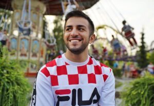 Guram Narmania Instagram - Шутка про то, что парк на Крестовском так преобразился за последнее время - я же такой смешной и оригинальный🤔
Фото by @foto_boroda 
#гурамгрузин #тынет