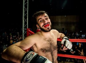 Guram Narmania Instagram - В секрете до выпуска видео это сохранить не удалось, поэтому и смысла скрывать нет. Валентин выиграл. Что я думаю по поводу вчерашнего вечера? 
В победе @valentin_fokin не сомневаюсь. Это так. По очкам он выиграл, а очки решают в случае, если нет нокаута или технического приема. 
Думаю, в первую очередь, это заслуга @artemtarasov90 , который выбрал правильную тактику для этого боя. Но что в итоге? 
Мы же хотели сделать из этого шоу! Получилось? Сомневаюсь, что 10минутное лежание в партере можно назвать шоу. 
За весь бой я схватил парочку скользящих ударов от Валька. И все. Где то шоу, которое мы хотели устроить? 
Почему судья не поднимал нас - кто-нибудь ответит на этот вопрос?! Если поглаживания меня по животику называются активностью, то почему они не называются активностью в других боях? 
Почему нельзя было нормально подраться? Ответ прост - было страшно. Я видел это, что в глазах Валька, что в глазах Артема. 
За то короткое время, что мы были в стойке, по-моему для всех все было очевидно, но Артем в первую очередь не хотел рисковать. Хотел спокойно выиграть этот бой, просто отлежавшись. 
Скучно для нашего шоу. Для боя, к которому мы шли несколько месяцев. Ко всему прочему, я был готов спокойно стоять еще раунд, как и полагалось. На тренировках мы работали по 5 раундов, но все сделано для того, чтобы комфортно закончить поединок команде Файтпро. Видимо, и судья тоже был не против. 
По итогу, я сам упустил свои шансы, которые у меня были. За весь бой у меня было 3 попытки выйти на прием и одна шикарная позиция в маунте. Все это я не использовал. 
За все время у Валька было почти 10 минут лежания на мне и поглаживания. Знал бы, что мы сексом занимаемся - арома-свечи бы поставил. 
По факту - все закончилось справедливо. По справедливости, я не почувствовал ни единой опасности за весь бой. Вот такая вот победа. 
Реванш? У вас там тяжелый график сейчас с боями, но мне это неинтересно. Я готов.