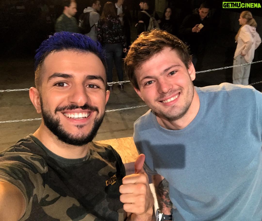 Guram Narmania - 12.1K Likes - Как-то проиграл я спор за чемпионство Англии в прошлом году. Обещал покрасить волосы в синий цвет - покрасил. Поздно, но все же сделал и для видоса Ника! Никогда ничего подобного со мной не происходило - было весело и стильно) Все увидите в ближайшем будущем, матч был жарким🔥
#гурамгрузин #rakamakafo
