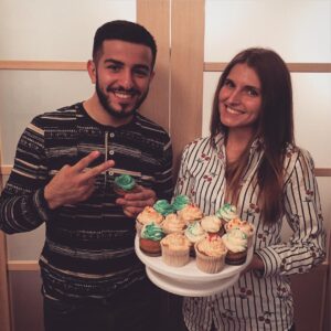 Guram Narmania Instagram - Многие спрашивали про девушку из выпуска в 2х словах, так вот это Вика)
Внимательные зрители знают, что мы играли с ней в КВН несколько лет, а ещё это один из самых стрессоустойчивых людей, которых я знаю. А вот чего вы не знаете, так это то, что Вика делает капкейки и торты на заказ! Обычно, такие штуки я не люблю, но эти сладости мне понравились) Давайте обрадуем Вику и подпишемся на @cakeburg.ru 
p.s. у Вики есть парень)
#гурамгрузин #rakamakafo