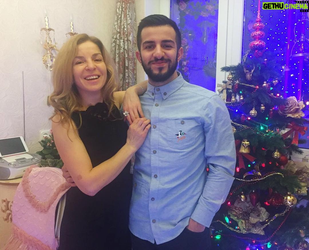 Guram Narmania - 10.9K Likes - Встречаем с мамочкой @manoni_shvili Новый Год😚Всем удачного 2017го, друзья💪
#гурамгрузин #rakamakafo #мамагрузина