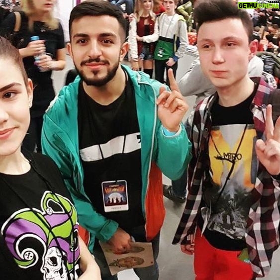 Guram Narmania - 7.3K Likes - Парень что-то сказал про постановы и просил сфоткаться. Просил - получил)
Фото взято с чужого аккаунта. Просто очень душевное, не мог пройти мимо.
#гурамгрузин #rakamakafo #старкон