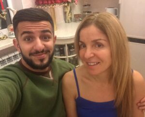 Guram Narmania Instagram - С любимой мамой! Задавайте свои вопросы, на которые она постарается ответить в следующем влоге) А почему бы и нет😂
#гурамгрузин #rakamakafo #мамагурама