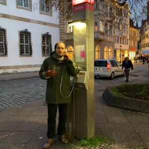 Gürgen Öz Instagram - Son aramamı yaptım, gereğini konuştum! ve bir dönem tamamen kapandı. Telefon kulübeleri geçen hafta Avrupa’da söküldü. Bizde?