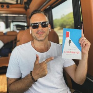 Gürgen Öz Instagram - Yeni kitabım elime ulaştı, çok güzel bir his! Çok şık olmuş; @masakitapcom ✨ Gerçeklere gülebiliyorsak; Özgürüz! 😎 #garipbiryer #kitap #iyikikitaplarvar #kitapkurdu #kitaptavsiyesi #garipbiryer
