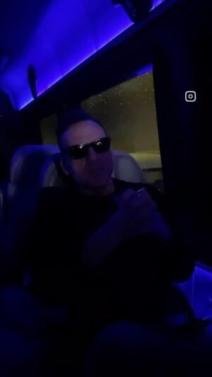 Gürgen Öz Instagram - Sahneye dönmek ve tekrar seyirciyle buluşmak✨ Teşekkürler #2023 ve Hoşçakal… 2024’te görüşmek üzere…
Video by ; @guneyayhan