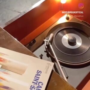 Gürgen Öz Instagram - Dün harika bir açılış yaptık, ilginize teşekkürler✨ Ve hemen turnemize çıktık! Adana, Mersin,Antep, yoldayız! @kotubirgunofficial
Video by : @guneyayhan