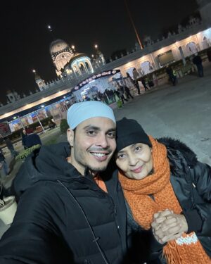 Gurnazar Instagram - Aap Sab Nu Nawe Saal Diyan Bohot Bohot Mubarkan ❤️🙏 #happynewyear