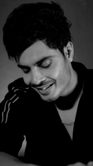 Gurnazar Instagram - How Many Of You Love This Song ??? 

#gurnazar #gurnazarsounds #dildeewana #coversong