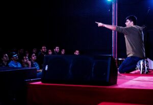 Gursimran Khamba Instagram - No idea what joke I’m doing in the first picture but I remember mentally thinking “get up get up don’t crease the sneakers” in the second one 😁

Pictures from the kickoff show of the #lemonsandpeaches tour! #bangalore #waverunners700 #standupcomedy
