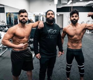 Gurvinder Sihra Instagram - Throwback Thursday. @gurvsihra @harvsihra #earnyourrespect™
.
.
.
.
.
#strengthandconditioning #coach #proathlete #wrestler #family #coquitlam #india #hustle #community #strengthtraining #workout
