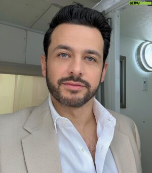 Gustavo Egelhaaf Instagram - DUMP DE FOTOS DE - UN BUEN DIVORCIO 🧡 Ya disponible por @vix todos los capítulos. ¡No se la pierdan! 

Muchas personas talentosas y muy amadas en esta producción! Gracias siempre @billyrovzar @ericasanchezsu @jero_rod @ponchuspineda @elrovzar y a la familia de VIX por apostar a hacer cosas chingonas! Que bonita serie hicimos. Gracias por apostar por mi para interpretar a DAVID ORTIZ BATIZ 😎

Gracias siempre @claudiaalvarezo @esmepimentel @anabelferreirab @artus @rafaelsnavarro_ @carmenbeatok @adrian_f_vazquez @arathaquino11 @valeria.santaella @erick.y.edmundo y a todo el equipo de cada capítulo! Todos @monicadionne @tamaravallarta @crismagaloni @luisarrieta_ @diegoruzzarin @adrianamontesdeo @bigdanmx @ursulapruneda @carmenbaque (y los que no alcancé a taggear) Son espectaculares y aprendí de ustedes todos los días! Son chingonxs!!! 🙌🏼🔥

Larga vida a UN BUEN DIVORCIO ♥️