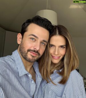 Gustavo Egelhaaf Instagram - DUMP DE FOTOS DE - UN BUEN DIVORCIO 🧡 Ya disponible por @vix todos los capítulos. ¡No se la pierdan! 

Muchas personas talentosas y muy amadas en esta producción! Gracias siempre @billyrovzar @ericasanchezsu @jero_rod @ponchuspineda @elrovzar y a la familia de VIX por apostar a hacer cosas chingonas! Que bonita serie hicimos. Gracias por apostar por mi para interpretar a DAVID ORTIZ BATIZ 😎

Gracias siempre @claudiaalvarezo @esmepimentel @anabelferreirab @artus @rafaelsnavarro_ @carmenbeatok @adrian_f_vazquez @arathaquino11 @valeria.santaella @erick.y.edmundo y a todo el equipo de cada capítulo! Todos @monicadionne @tamaravallarta @crismagaloni @luisarrieta_ @diegoruzzarin @adrianamontesdeo @bigdanmx @ursulapruneda @carmenbaque (y los que no alcancé a taggear) Son espectaculares y aprendí de ustedes todos los días! Son chingonxs!!! 🙌🏼🔥

Larga vida a UN BUEN DIVORCIO ♥️
