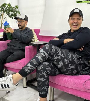 Gustavo Egelhaaf Instagram - DUMP DE FOTOS DE - UN BUEN DIVORCIO 🧡 Ya disponible por @vix todos los capítulos. ¡No se la pierdan! 

Muchas personas talentosas y muy amadas en esta producción! Gracias siempre @billyrovzar @ericasanchezsu @jero_rod @ponchuspineda @elrovzar y a la familia de VIX por apostar a hacer cosas chingonas! Que bonita serie hicimos. Gracias por apostar por mi para interpretar a DAVID ORTIZ BATIZ 😎

Gracias siempre @claudiaalvarezo @esmepimentel @anabelferreirab @artus @rafaelsnavarro_ @carmenbeatok @adrian_f_vazquez @arathaquino11 @valeria.santaella @erick.y.edmundo y a todo el equipo de cada capítulo! Todos @monicadionne @tamaravallarta @crismagaloni @luisarrieta_ @diegoruzzarin @adrianamontesdeo @bigdanmx @ursulapruneda @carmenbaque (y los que no alcancé a taggear) Son espectaculares y aprendí de ustedes todos los días! Son chingonxs!!! 🙌🏼🔥

Larga vida a UN BUEN DIVORCIO ♥️