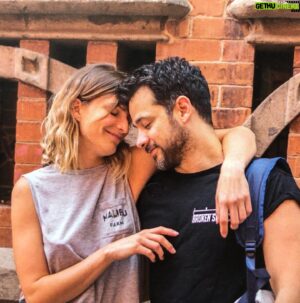 Gustavo Egelhaaf Instagram - Hoy le digo adiós a @sietevecesadios y la neta siento un agradecimiento muy profundo y un amor muy grande hacia esta historia. Literal, me cambió la vida. 
Me hice de una nueva familia, amigos entrañables, seguidorxs leales y de MUCHO AMOR!!! ♥️ por todos lados mucho amor, en el escenario y debajo de él. 
Gracias a TODXS quienes han interpretado, trabajado o colaborado en esta obra (saben quienes son) los llevo en mi corazón para siempre! 
Gracias @alanestrada por tu guía, tus chistes, tu energía desbordada y por tu amistad, desde el fondo de mi corazón, te quiero mucho! Juntos nos hicimos.
Gracias @salvador_so por ser mi faro a la hora de buscar refugio y por tu sonrisa, @vince_miranda por ser un compañero tan amoroso y el gran Él que pronto harás y @jannettechao por tu inigualable apoyo, energía y amor, nada sería igual sin ti.

Gracias @fernandacga por aventarte conmigo a crear algo que no teníamos idea a qué puerto iba a llegar pero que hicimos siempre JUNTOS. Algo como lo nuestro no existe. Gracias @paulette_hdez por ser una actriz tan emocionante y arrolladora, por escucharme, por tu amistad y tu amor. Fe afo. Gracias @martinsaracho por ser mi único Él jejeje por ser tan compartido y generoso en el escenario, verte trabajar y hacerlo a tu lado es increíble! Te adoro 💙

Gracias a mis amores @aguacate_berzunzakurczyn @cesarenriquezcabaret y @valerozavera por enseñarme las muchas dimensiones, voces y formas que tiene el amor, aveces las cosas sí salen como uno espera señoras del Oxxo. 😘
Gracias @cosmefulanito y @dandelgado por su apoyo, paciencia y comprensión. Perdón por todo lo que no pude y de nada por todo lo que sí jejejej les quiero, admiro y respeto mucho! Gracias por siempre estar ahí para mi. 🫶🏼

Gracias a todxs los cantantes y músicos, no importa donde estemos ni a donde vayamos, siempre seremos familia! Producción, vestuario, audio, a todos LOS AMO! Gracias @kaobonita por ser el genio detrás de la lámpara. 

Y GRACIAS A USTEDES QUE FUERON A VERNOS! MIL VECES GRACIAS! El teatro solo existe cuando la comunión del público y el escenario convergen. Gracias por su cariño y amor. MUCHAS MUCHAS GRACIAS!!! 

Adiós adiós adiós adiós adiós adiós adiós ♥️