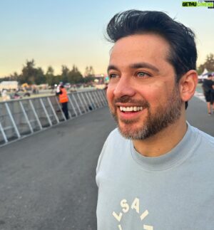 Gustavo Egelhaaf Instagram - Este @coronacapital estuvo increíble!!! Me lo llevo para siempre en el ♥️ muchas gracias @rosita_venuz por ser la mejor compañía!!! 

Muchas gracias @gnpseguros por invitarme #SoyclienteGNP 
Neta #Viviresincreíble 💙

“However long I stay… I will always love you.” The Cure 🖤