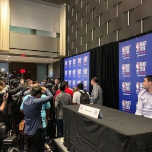 Gustavo Hofman Instagram - Em 19 de junho de 2019, esta foto viralizou. Era véspera do draft da NBA naquele ano, todas as atenções estavam em Zion Williamson. A imagem captada pelo jornalista Fletcher Mackel registra o momento, durante o Media Day, em que toda imprensa se concentra no ex-jogador de Duke e, ao lado, o pivô georgiano Goga Bitadze, sozinho, apenas observa a cena.

No dia seguinte, como esperado, Zion foi a primeira escolha no draft, selecionado pelo New Orleans Pelicans. Goga saiu ainda na primeira rodada, na 18ª posição, escolhido pelo Indiana Pacers.

Seria absolutamente injusto questionar a seleção de Zion e toda expectativa criada. Ele tem, sim, uma carreira marcada por lesões, mas já provou seu talento na NBA e foi escolhido duas vezes para o All Star Game. O foco desta vez não está sobre ele.

Após a publicação da foto, duas estrelas da liga se manifestaram. Dwyane Wade publicou no Instagram a mensagem “Use isso como combustível”. Draymond Green foi além, ao escrever “Ele deveria colocar essa foto em um quadro... Olhar para ela todos os dias e trabalhar”.

Foram três temporadas e meia com os Pacers, dividindo tempo com o Indiana Mad Ants, na G League. Dispensado pela equipe em fevereiro de 2023, assinou com o Orlando Magic como free agent. Na temporada passada foi um importante jogador na rotação do time, e nesta semana, enquanto defende a Geórgia no pré-olímpico, acertou um novo contrato com o Magic no valor de US$ 25 milhões por três anos.

A vida é sobre processos. É necessário confiar nesses processos, acreditar em si, jamais abandonar seus princípios e trabalhar com dedicação. Haverá momentos em que pessoas tentarão te derrubar ou acabar com sua confiança. Pode soar como clichê, mas é uma das verdades da vida. Já aconteceu comigo e certamente muitos que leem este texto também se identificam.

São esses os momentos que mais exigirão dedicação e força. São nesses momentos, também, em que precisamos estar cercados de pessoas que gostamos e que gostam de nós. Concentrem suas energias nessas pessoas. Família em primeiro lugar.

Não sei se Goga Bitadze colocou a foto na parede, mas eu olharia para ela todos os dias antes de sair de casa.
