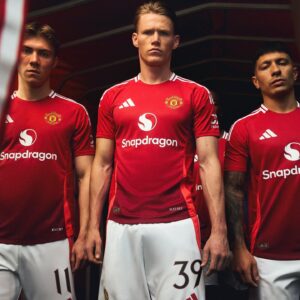 Gustavo Hofman Instagram - Novo uniforme principal do Manchester United, inspirado na camisa de 1952 utilizada pelos Busby Babes. Novo patrocinador principal também. Gostou? #manutd #manchesterunited #adidasfootball