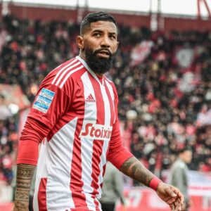 Gustavo Hofman Instagram - A língua portuguesa é mais falada no vestiário do Olympiacos do que da Fiorentina, os dois finalistas da @europacnfleague. Porém, a presença brasileira é maior no lado italiano.

O lateral-direito Dodô, revelado pelo Coritiba e com passagem pelo Shakhtar Donetsk, e o experiente meio-campista Arthur, ex-Grêmio, Barcelona, Juventus e Liverpool, são os representantes brasileiros na Viola.

No Olympiacos o lateral Rodinei, muito lembrado pelo período no Flamengo, é o único por lá, mas na resenha é acompanhado por seis jogadores portugueses (entre eles Daniel Podence, emprestado pelo Wolverhampton), um cabo-verdiano e um angolano. Há também na Fiorentina um atleta angolano, M’Bala Nzola.

A dupla brasileira da Fiorentina foi titular nos dois jogos das semifinais contra o Brugge. Dodô, inclusive, voltou aos gramados em março, após seis meses fora por uma lesão grave no joelho. Rodinei é titular indiscutível do Olympiacos e um dos destaques da equipe, com três gols e cinco assistências contando todas competições. 

Vale lembrar também que o árbitro da final, Artur Soares Dias, assim como seus dois assistentes, Paulo Soares e a Pedro Ribeiro, são portugueses. 

#UECL