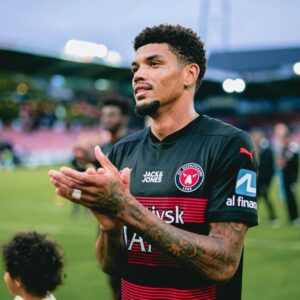 Gustavo Hofman Instagram - Já são três temporadas de Midtjylland para Juninho. Aos 29 anos, o zagueiro revelado pelo Coritiba e com passagens por Palmeiras, Atlético Mineiro e Bahia está super bem na Dinamarca ao lado da família. A conquista da Superliga dinamarquesa foi com emoção na última rodada, após uma temporada marcada, ao menos para os jogadores do Midtjylland, por uma aventura extrema. O clube, que se tornou conhecido nos últimos anos pela forma como trabalha com estatísticas e scout na contratação de jogadores, mudou de proprietário recentemente. No entanto, vários métodos alternativos de gestão foram mantidos. Em janeiro deste ano, o elenco na Inter-temporada foi levado para um exercício de de sobrevivência nas Terras Altas da Escócia por três dias, sob o comando de Bjarne Slot Christiansen, ex-soldado das Forças Especiais da Dinamarca. Relatei a história em matéria no site da ESPN e também aqui no Instagram. Juninho foi o entrevistado na edição #347 do podcast Futebol no Mundo e contou em detalhes toda essa história. O podcast está disponível em todas plataformas.