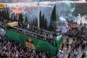 Gustavo Hofman Instagram - Uma semana histórica para o esporte grego! No último domingo, o Panathinaikos venceu o Real Madrid por 95 a 80 e conquistou seu sétimo título da @euroleague. Na segunda a torcida fez enorme festa e coloriu de verde as ruas de Atenas. 🏀

Já na quarta-feira, invadindo a madrugada de quinta, foi a vez do Olympiacos comemorar, só que no futebol. Ao derrotar a Fiorentina por 1 a 0, conquistou a @europacnfleague e se tornou o primeiro time grego a vencer um torneio da UEFA na história. A festa vermelha tomou conta de Pireu. ⚽️

Tudo isso em um país marcado pela crise financeira das duas últimas décadas, que praticamente quebrou a nação e aumentou de maneira brutal a desigualdade social. A organização das Olimpíadas de 2004 colaborou para o endividamento do governo. 🇬🇷

Além disso, especificamente a temporada 2023-24 foi bastante problemática na Grécia, tanto no basquete como no futebol, pela violência extrema das torcidas, que gerou a morte de um policial em dezembro e o impedimento de presença de torcedores nas arquibancadas por três meses. 💥

Agora o país, berço da civilização ocidental e dos Jogos Olímpicos, ganha novamente motivos para festejar e celebrar o esporte grego. 🎉