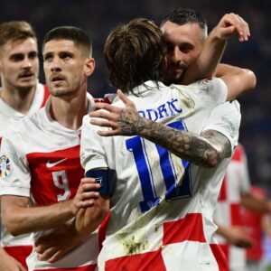 Gustavo Hofman Instagram - Luka Modrić é uma lenda. Craque. Gênio. Somente o tempo ajudará a definir o seu tamanho na história do futebol. Está entre os maiores de todos os tempos. Aos 38 anos e 289 dias, se tornou nesta segunda-feira o jogador mais velho a marcar um gol na Euro. Quase colocou a Croácia nas oitavas de final. Não deu. Despede-se da Euro, mas não do futebol. Seguiremos vendo Luka Modrić na temporada 2024-25. Ainda bem. #Euro2024