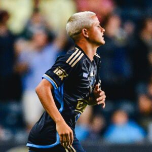 Gustavo Hofman Instagram - Quinn Sullivan acabara de marcar o quinto gol do Philadelphia Union aos 39 minutos do segundo tempo. A vitória por 5 a 1 contra o New England Revolution, nesta quarta-feira, encerrava assim uma série de dez partidas sem vitória na MLS. O técnico Jim Curtin chamou então Cavan Sullivan, irmão mais novo de Quinn, para disputar sua primeira partida na liga norte-americana.

No minuto seguinte Cavan entrou no lugar de Thai Baribo, autor de um hat-trick no jogo. Seria uma substituição normal e apenas mais uma estreia de um jovem talento na MLS, se não fosse a idade do adolescente… Com 14 anos e 293 dias, Cavan Sullivan se tornou o jogador mais jovem a estrear nas ligas profissionais dos EUA - ou seja, incluindo NBA, NFL, MLB e NHL.

Natural de Philadelphia, o jovem meia-atacante já teve o talento detectado pelo City Football Group. No contrato assinado com o Philadelphia Union consta uma cláusula de liberação para o Manchester City, assim que ele completar 18 anos. O próprio Cavan confirmou essa informação em entrevista à ESPN.

A família Sullivan tem longa tradição no futebol. Brendan, pai de Cavan, foi jogador profissional, assim como são seus outros três filhos. Larry Sullivan, avô de Cavan, foi técnico em Villanova entre 1991 e 2007; Jim Curtain foi treinado por ele. Já a avó materna de Cavan é alemã, motivo pelo qual ele também tem passaporte alemão.

#mls #philadelhia #union #philadelphiaunion