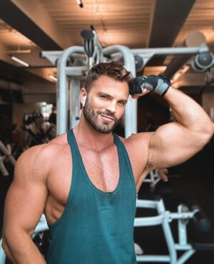 Gustavo Naspolini Instagram - But Padam on spotify 💪🏼 #gym #workout #photooftheday