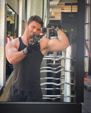 Gustavo Naspolini Instagram - Ah, mucho gimnasio. Pero trabaja el cerebro un poquito también 😅 #fit #summeriscoming