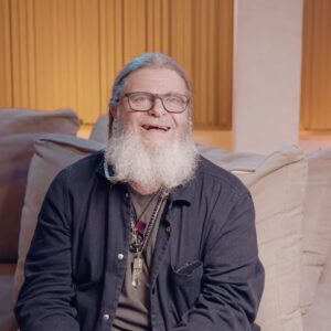 Gustavo Santaolalla Instagram - Ya está disponible el primer episodio de #CheChat junto a @ysy__a 💥 @sponsordios 
Pueden verlo a mi canal de Youtube 🔗 

🎥 @inlimbo.content 

#CheChat #Ysya #Ysysmo
