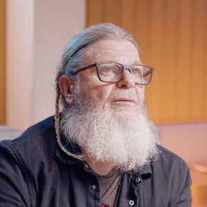 Gustavo Santaolalla Instagram - Ya está disponible el primer episodio de #CheChat junto a @ysy__a 💥 @sponsordios 
Pueden verlo a mi canal de Youtube 🔗 

🎥 @inlimbo.content 

#CheChat #Ysya #Ysysmo