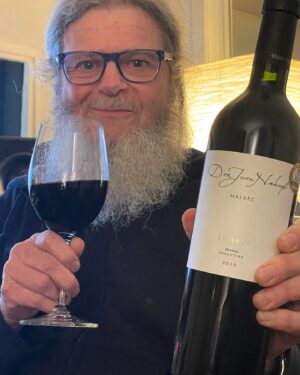 Gustavo Santaolalla Instagram - Siempre es una buena oportunidad para tomarse un buen Malbec Argentino! 🍷🍇 Salud! #DonJuanNahuelReserva @bodegacieloytierra #DíaMundialDelMalbec 

#MalbecWorldDay It’s always a good opportunity to enjoy a Argentine Malbec!

📸 @alep13