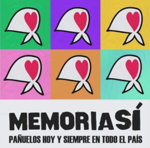 Gustavo Santaolalla Instagram - Hay una frase que ha sido bandera y que hoy lamentablemente tenemos que enarbolar en un contexto que cada día se hace mas parecido al que la originó.
Cuando a la luz del mundo se supo de las atrocidades que se habían cometido durante el proceso de la dictadura militar, las historias de horror, de tortura, el robo de niños, el plan sistemático de exterminio de ciudadanos y de ideas, cuando ya no pudieron ocultar mas los resultados de tanto odio y violencia, hubo un momento en que en primer lugar, el pueblo dijo: Basta!
Madres, sobrevivientes, abuelas, hijos, activistas de derechos humanos, hombres, mujeres, de distintas corrientes políticas, diversos grupos sociales, a través de su incansable lucha y con el acompañamiento, ya en aquel momento, de prácticamente todo nuestro pueblo, coincidieron en terminar con el terrorismo de Estado y sus perpetradores. Con ese “basta”, la población logro que los responsables de ese genocidio fueran juzgados, condenados y encarcelados por sus crímenes de lesa humanidad. Pero junto con esa palabra vino la frase que hoy, 24 de marzo quiero recordar. Ante la conciencia de lo ocurrido, quedo grabada, y para siempre. Nunca más!
No hay diferencias partidarias , ni planes económicos, ni frases mesiánicas, ni necesidad de cambio que justifique bajo ningún aspecto, un retorno a la violencia, a la deshumanización, a la pérdida de derechos que tanto ha costado conseguir, a la naturalización del odio, al borrado de nuestra historia, de nuestra identidad, al abandono de la memoria, de la búsqueda de la verdad y la justicia.
Por eso hoy, mas que nunca: Nunca Más! 🇦🇷
