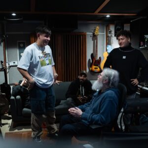 Gustavo Santaolalla Instagram - Hace unas semana pasó el amigo @ysy__a por mi estudio y estuvimos grabando algunas cositas.. 🤫🎸

@o.n.i.r.i.a @anibaltio