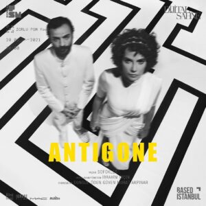 Güven Murat Akpınar Instagram - Antigone, saygı üzerine bir oyun.
Aile dediğin bazen de en büyük kötülüklerin yuvası değil midir?
Kan bağıyla işlenen suçlar, suçtan sayılmaz mı?
Bilmiyoruz.
Bildiğimiz tek şey bazı şeylerin gerekli olduğu.

@zorlu_psm prodüksiyonu, @basedistanbul iş birliği ve Türk Tuborg A.Ş. katkılarıyla gerçekleşen “Dijital Sahne” serisi, Sofokles’in Antigone eseriyle ile devam ediyor. Tiyatro sahnesinin kült eserlerini seyirci unsurunun dijitalleştiği bir YouTube serisine dönüştüren projede; klasik tiyatroya güncel bir perspektif kazandırmak hedefleniyor. İbrahim Çiçek yönetmenliğinde Zorlu PSM YouTube kanalında yayınlanmaya devam edecek seri; 28 Ocak Perşembe günü saat 20.00’de, Songül Öden ve Güven Murat Akpınar’ın başrollerini paylaştığı Antigone ile ekranlarınızda. 
 
Yazar: Sofokles	
Uyarlayan/Yöneten: İbrahı̇m Çı̇çek @ibrahimcicek @tiyatrokintsugi
Video Yönetmeni: Gizem Kızıl @gizemkizil
Oyuncular: Songül Öden, Güven Murat Akpınar  @sngloden @guvenyadamurat
Yapımcı: Duygu Bayram @duygubyram
Yaratıcı Yapımcı: Duygu Bengı̇ @duygubengi @basedistanbul
Yürütücü Yapımcı: Mı̇ray Kaya @miraykaya
Skenograf - Sahne Ve Kostüm Tasarımı: Ceyda Balaban @jadabalaban 
Kostüm Tasarımı: Burak Sanuk @buraksanuk
Müzik: Ömer Sarıgedik @oemr_
Fotoğraf: Burcu Karademir @karademirburcu
Işık: İbrahim Çiçek
Işık Uygulama: Serkan Deliktaş, Kerem Duran, Orhan Karayaka 
Proje Yöneticisi: Levent Dokuzer 
Proje Koordinatörü: Gözde Tekay 
Video Prodüksiyonu: Metehan Öz
Afiş Tasarımı: Ecem Tungaz 
Yönetmen Ası̇stanı: Helı̇n Irmak Demı̇rel 
Yapım Asistanı: Eylül Yankin 
Saç: Makas
Makyaj: MAC
Sahne Amiri: Emre Gökmenoğlu
Ses: Fatih Yücelli, Sergen Şimşek
Görüntü Yönetmeni: Can Tengı̇z, Behçet Mert Erbı̇rer 
Post Prodüksiyon: Zeynep Torun
Post Prodüksiyon Asistanı: Dilşah Niğdeli
Kamera Asistanları: Mehmet Emin Yücel, Murat Çağlayan
Ses Miksaj: Serhat Soyaltın, North Istanbul, Serkan Aykut Kargacı
Kreatif Ajans: Bi Creative
Güven Murat Kostüm: Dress Best Uniforms X Ceyda Balaban, Vans
Songül Öden Kostüm: Özgür Masur
