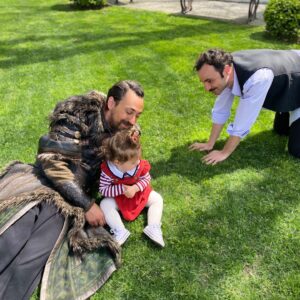Güven Murat Akpınar Instagram - daha saçma yaşlarım olmuştu ama İnsan olmanın bütün dehşeti içinde, insan olmanın şahane kusur hem manasızlığıyla, artık bizi boğan insanlığın tam ortasından, ama "yaşadım diyebilmek için" bir inatla: 34'ten selamlar, sustum öptüm

#osensin
#sırçabuhayat
#budünyabidahaolmalı