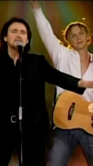 Guy A. Lepage Instagram - Marc et sa deuxième moitié (Guy A) nous ont chanté la pomme hier 🍎🎤
(btw la perfo originale de 2006 est toujours disponible sur YouTube 👀)