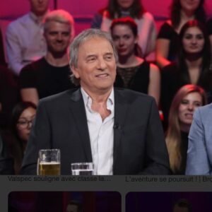 Guy A. Lepage Instagram - Il est venu plusieurs fois sur le plateau de @off_tlmep . Il a fait tant de films, tant de projets, qu’il est devenu un incontournable de notre show-business. Incontestablement, la plus grande vedette du cinéma québécois, tous ont souligné sa gentillesse et sa simplicité. Michel voulait être aimé de tout le monde, il a reçu aujourd’hui la confirmation ultime  qu’il a réussi son tour de force. Respect Michel. Repose en paix. Condoléances à tes proches. 🤍

📷 @kaduf