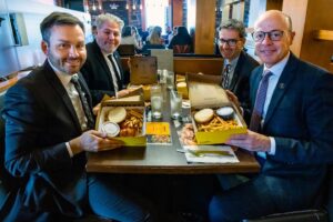 Guy A. Lepage Instagram - Lorsque Pascal Paradis et Paul St-Pierre Plamondon sont venus à Tout le monde en parle, je leur ai fait remarquer que le PQ avait maintenant 4 députés et qu’ils pouvaient profiter du Familial 4 chez St-Hubert. C’est chose faite !

@psppqc @pascalpparadis @off_tlmep