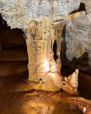 Guy A. Lepage Instagram - Dans une grotte loin de chez vous.