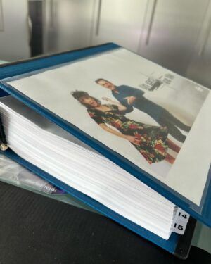 Guy A. Lepage Instagram - Ma petite job d’été.

12 épisodes.
226 scènes.
480 pages.
La seule petite différence avec les autres séries, c’est que Sylvie et moi on est dans toutes les scènes. 
Et ce sont tous des plans séquences. 
#ungarsunefille