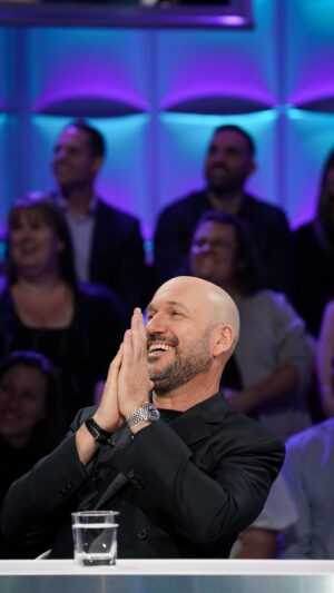 Guy A. Lepage Instagram - À quelques jours de la première de son nouveau talk-show, on regarde les premiers pas de @martinmatteofficiel en animation 📺 #tlmep @alexandredacostaofficiel #martinmatte @martinmatteendirect #toutlemondeenparle