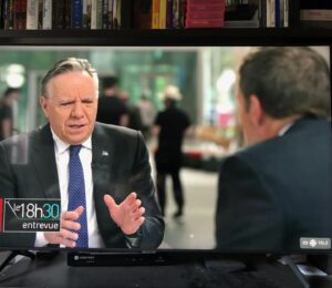 Guy A. Lepage Instagram - Ce matin, j’étais à Radio-Canada pour un tournage. On était réuni dans le hall principal. Plus loin, Patrice Roy interviewait François Legault. Devinez c’est qui le touriste avec le chapeau qui s’est sacré en plein milieu de la shot sans s’en rendre compte comme un beau tata ? 🙋🏻‍♂️

📸 Christian Paolo Malo
