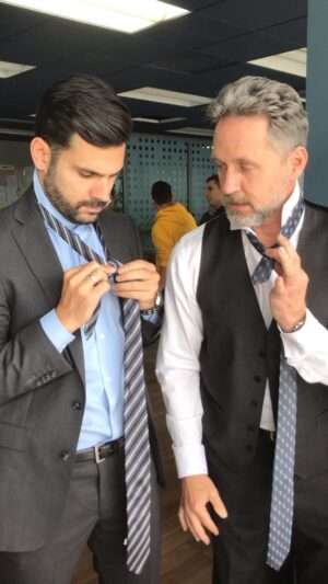 Guy Ecker Instagram - Guy le enseña a José a hacer la corbata. @josesedek #corbata
#actores 
#detrasdecamara
#elseñordeloscielos