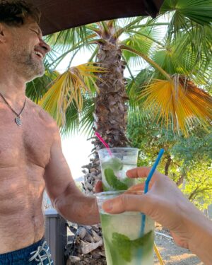Guy Ecker Instagram - Con todo y crisis...agradecido. Salud! Feliz fin de semana.