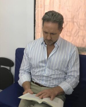 Guy Ecker Instagram - Haciéndome el intelectual entre escenas