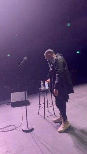 Guz Khan Instagram - Gill, ZAIN, The girl who couldn’t escape from Brierfield and the legend that is Dale, you were amazing Manchester.

Guz Khan Live 🎤 📸 @djmikeyflexx