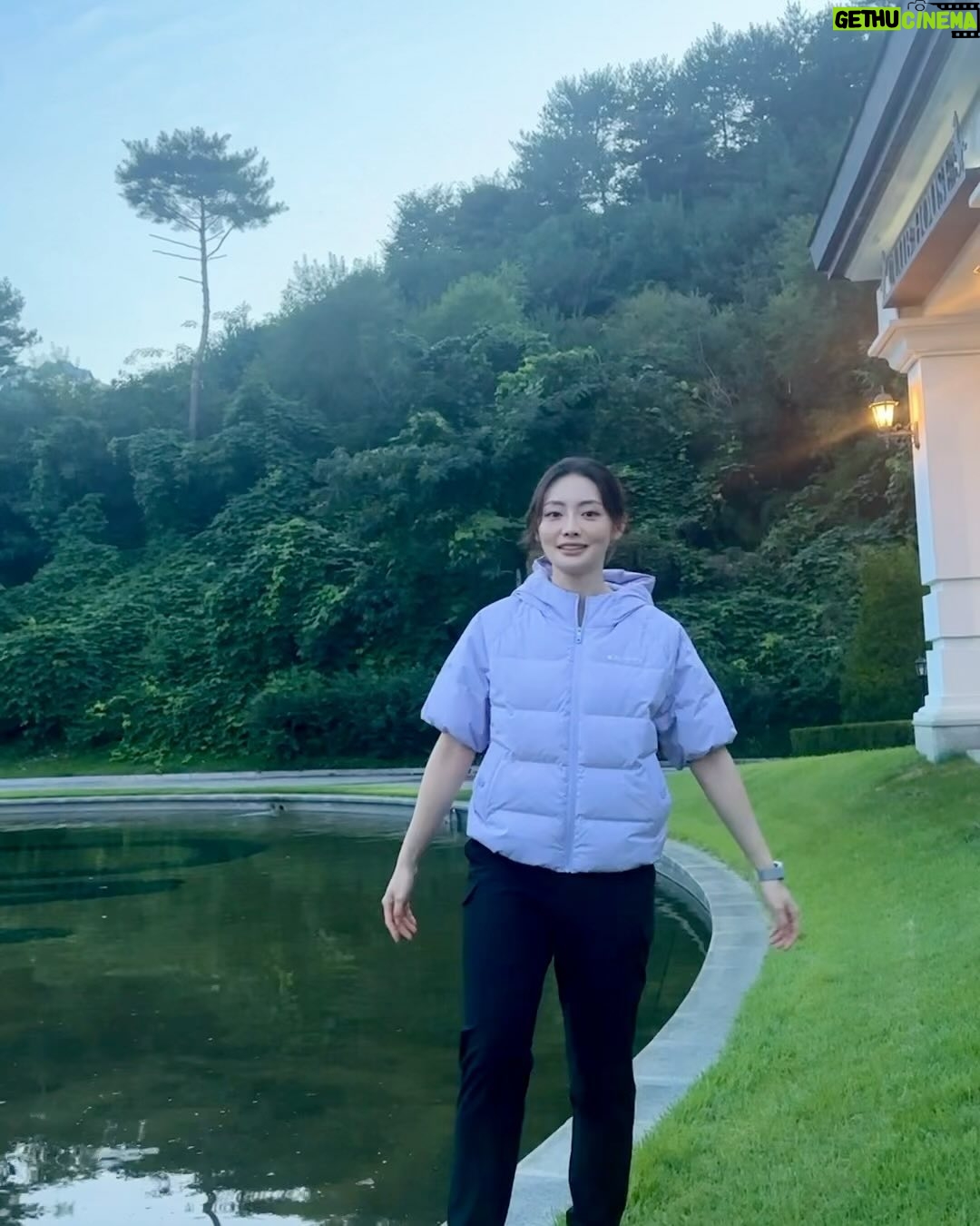 Gwak Soo-jin - 1K Likes - #광고
대학생 때도 말이 좋아서 승마수업 더 수강하고 그랬는데 광고 찍으면서 말 타니까 더 좋았다🐴
승마복에 찰떡인 디스커버리 경량패딩, 일상에서도 고급지고 이쁠 것 같아요! 런닝, 승마, 골프 할 때 함께 애용해보아요🤎
재밌는 촬영이었습니다✨ @discoveryexpedition_kr
#디스커버러 #디스커버리익스페디션 #디스커버리경량패딩 #디스커버리퀼팅패딩 #퀼팅패딩 #경량패딩 #여자패딩