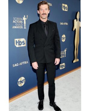 Gwilym Lee Instagram - It feels incongruous to be celebrating at such a tragic time. But it was an honour to be in a room with so many talented actors recognising some incredible work. Congratulations to all involved and thanks @sagawards for having me along. I’m proud to be a part of an amazing ensemble in @thegreathulu and to have been recognised by @sagaftra alongside the amazing @ellefanning @nicholashoult @sacha_dhawan @thebelindabromilow @phoebemercedes @charitywakefield @florencekeithroach @gbadamosi #douglashodge #adamgodley And thanks to @dixiechassaycasting for giving me the audition in the first place! 

Thank you to @dolcegabbana for the beautiful suit. And to @wayperry_edit for the styling and @barbaraguillaume for grooming ❤️❤️❤️